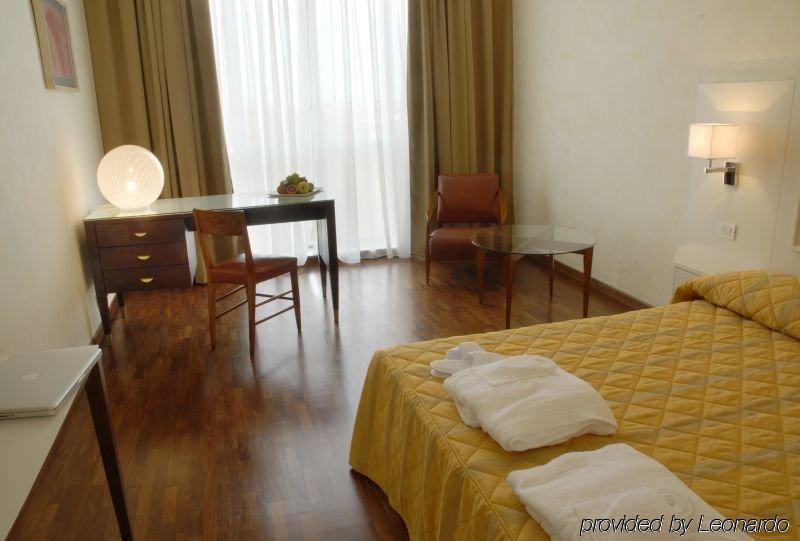 Hotel Della Citta Et De La Ville Forlì Стая снимка